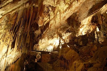 Stalattiti e stalagmiti nelle Grotte di Postumia in Slovenia.