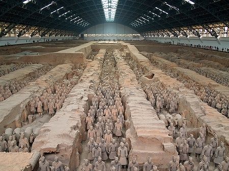 Esercito di terracotta a Xian, Cina, con file di soldati in mostra.