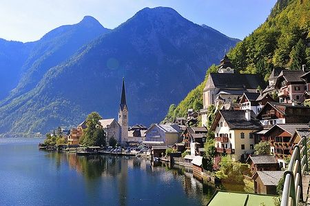 Vista del lago e del villaggio di Hallstatt con montagne sullo sfondo.