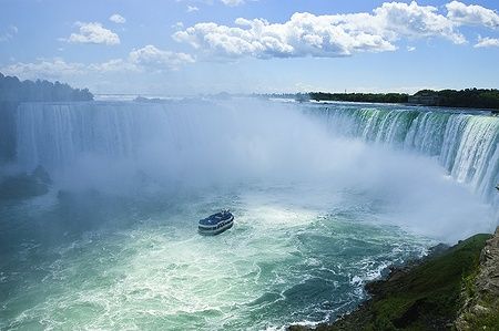 Vista dall'alto delle Horseshoe Falls con un battello in basso.