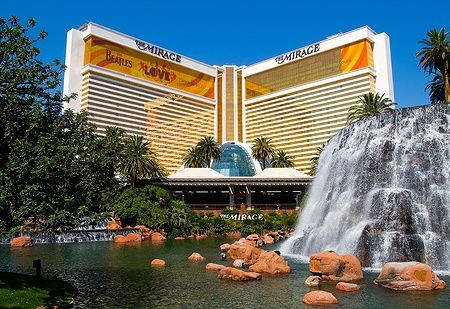 Il Mirage Hotel/Casino di Las Vegas con una cascata e palme.