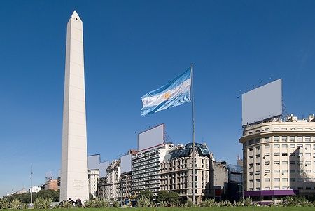 Obelisco e bandiera argentina su Avenida 9 de Julio, Buenos Aires.