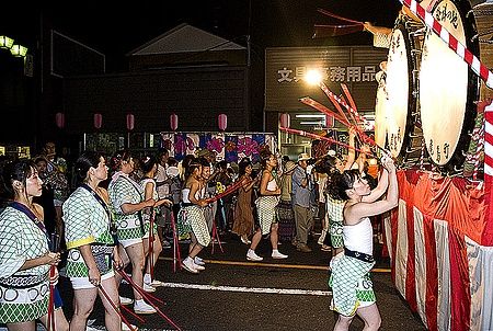 Donne che suonano tamburi al Nebuta Festival a Ojima di notte.