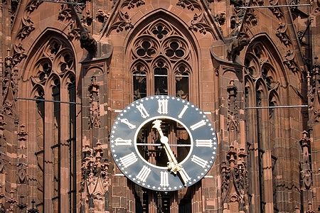 L'orologio della cattedrale di Francoforte su una facciata gotica.