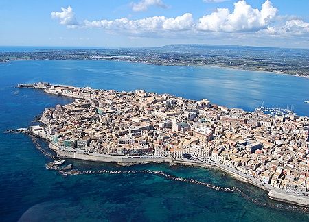 Vista aerea di Ortigia, Siracusa, con il castello Maniace e il porto visibili.