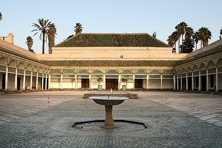 Cortile interno del Palazzo Bahia a Marrakech con fontana e arcate.