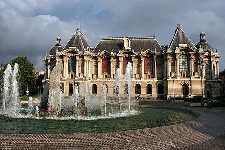 Il Palazzo delle Belle Arti a Lille, Francia, con fontana in primo piano.