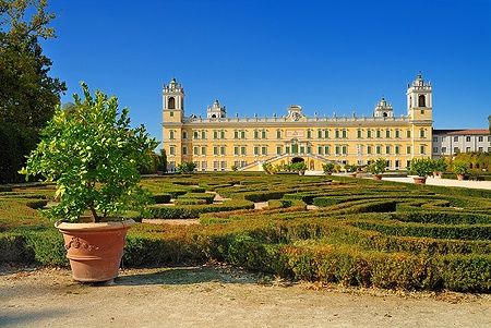 Palazzo Ducale di Colorno con giardini curati e cielo blu.