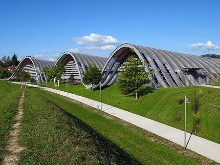 Il Paul Klee Zentrum a Berna con strutture ondulate in un paesaggio verde.