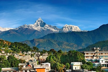 Panorama della città di Pokhara con il monte Machhapuchhre sullo sfondo.