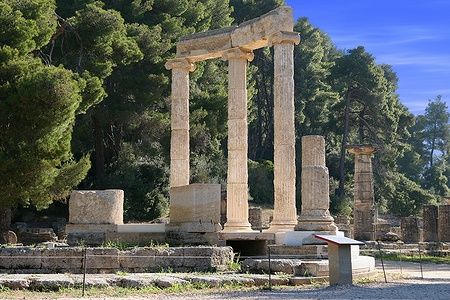 Rovine di Olympia in Grecia tra la vegetazione.