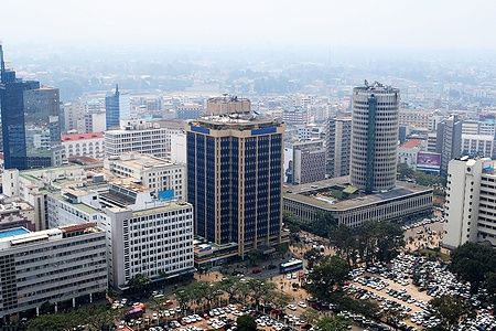 Panorama del centro di Nairobi visto da una torre, con molti edifici moderni.
