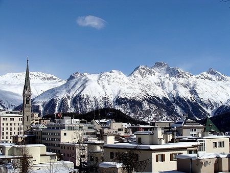 Veduta di St. Moritz con montagne innevate sullo sfondo.