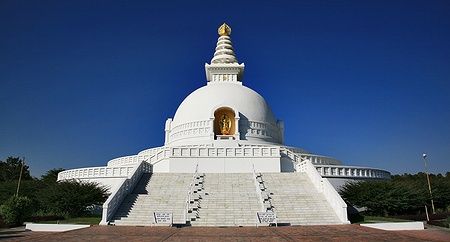 Lo Stupa della Pace Mondiale a Lumbini, Nepal, sotto un cielo blu.