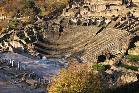 Teatro romano di Lione con gradinate antiche esposte al sole d'autunno.