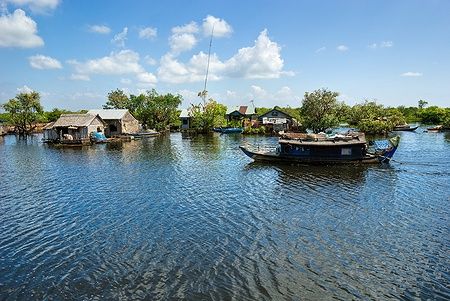 Case galleggianti e barche sul lago Tonle Sap in Cambogia.