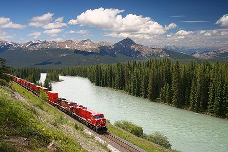 Treno merci lungo il fiume Bow nel Parco Nazionale di Banff.
