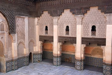 Cortile interno della madrasa Ali Ben Youssef a Marrakech, con dettagli architettonici islamici.