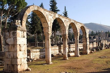 Archi tra le rovine islamiche di Anjar in Libano.