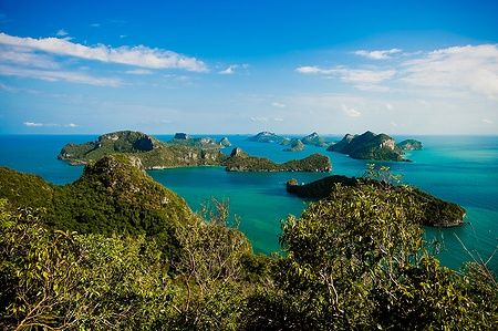 Arcipelago di Ang Thong con isole verdi e mare turchese.