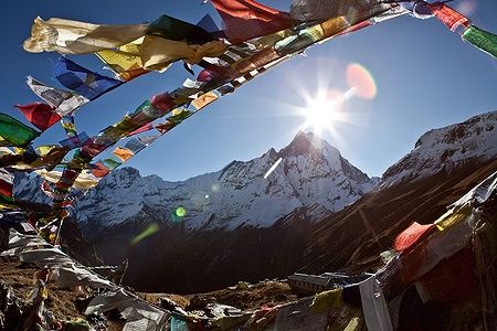 Bandiere di preghiera buddiste e Machhapuchhare al campo base dell'Annapurna.