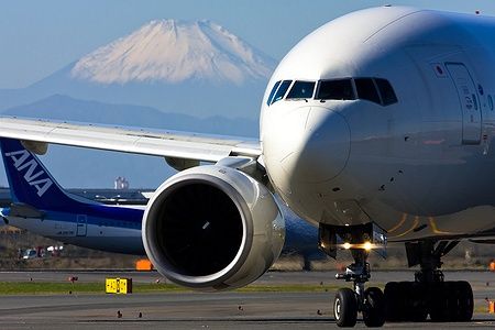 Boeing 777 della JAL all'aeroporto di Tokyo con il monte Fuji sullo sfondo.