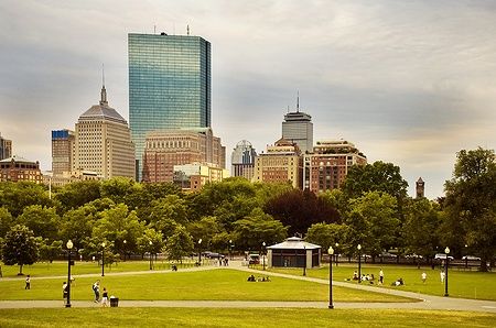 Vista delle torri Hancock e Prudential dal Boston Common con persone nel parco.