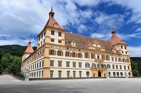 Castello di Eggenberg a Graz con cielo blu e nuvole.
