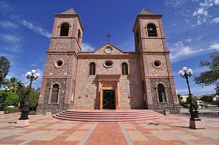 Facciata della Cattedrale di Nostra Signora de La Paz con due torri sotto un cielo azzurro.