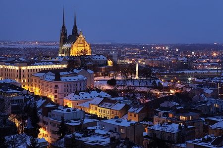 Vista notturna della Cattedrale di San Pietro e Paolo a Brno illuminata.