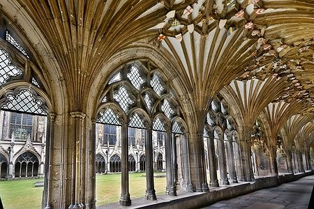 Corridoio gotico del chiostro della Cattedrale di Canterbury.