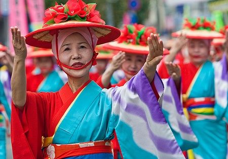 Donne in kimono colorati danzano al Taniyama Furusato Matsuri a Kagoshima.