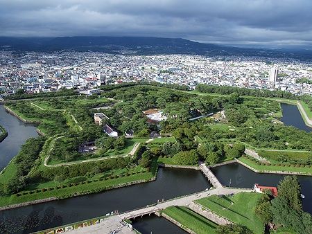 Fort Goryokaku a Hakodate, una fortezza a stella circondata da fossati e verde.