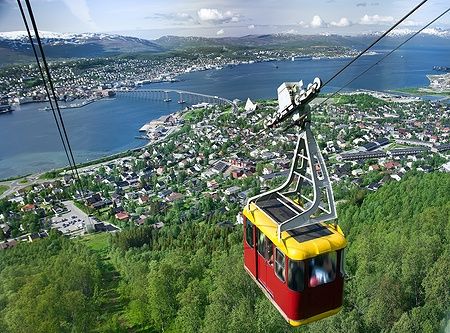 Funivia a Tromsø con vista panoramica della città e del paesaggio circostante.
