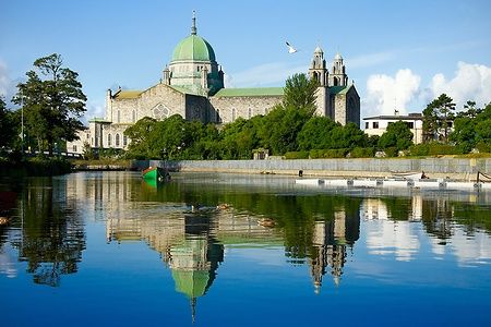 Cattedrale di Galway vista dal fiume Corrib con riflessi mattutini.