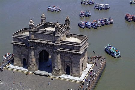 Gateway of India a Mumbai con barche sul mare.