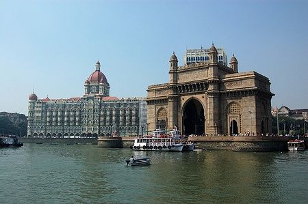 Gateway of India e Taj Mahal Hotel visti dal mare a Mumbai.