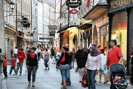 Persone che passeggiano lungo la vivace Getreidegasse a Salisburgo.