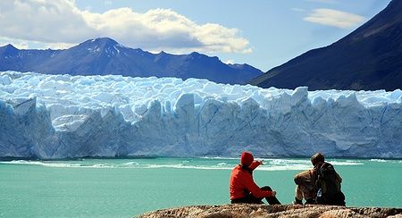 Persone che ammirano il ghiacciaio Perito Moreno in Argentina.