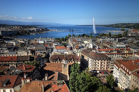 Vista aerea di Ginevra con il Jet d'Eau e il lago sullo sfondo.