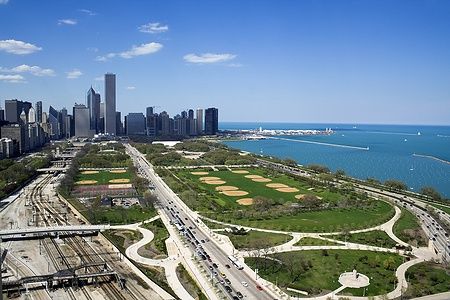 Vista aerea di Grant Park a Chicago con skyline e lago Michigan.