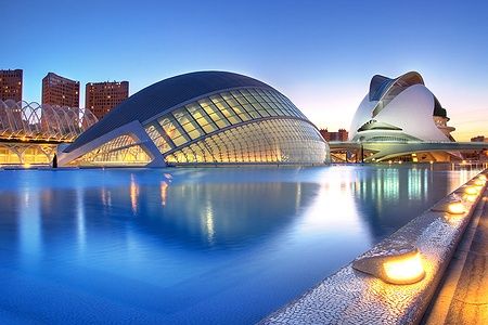 L'Hemisfèric e il Palau de Les Arts di Valencia illuminati al crepuscolo.