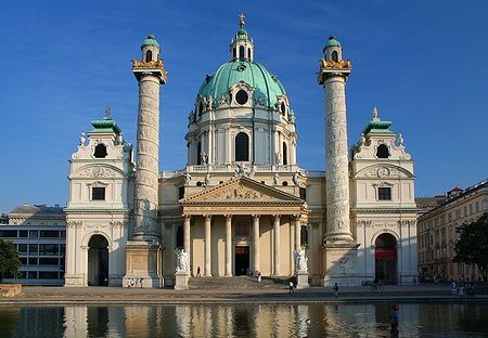 La facciata della Karlskirche di Vienna illuminata dal sole.