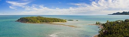 Vista aerea di una piccola isola con vegetazione vicino alla spiaggia di Chaweng, Koh Samui.