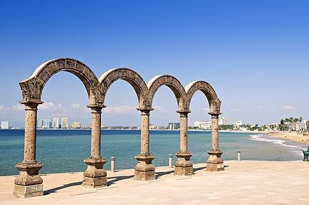 Gli archi di pietra di Los Arcos Amphitheater a Puerto Vallarta, vicino al mare.