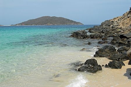 Spiaggia con acque turchesi e rocce a Los Roques, Venezuela.