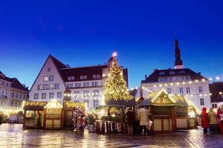 Mercatino di Natale illuminato nella Piazza del Municipio di Tallinn, Estonia.