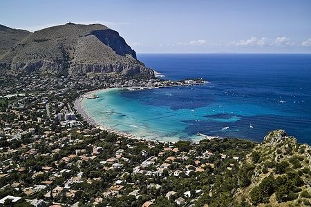 Veduta aerea di Mondello a Palermo, Sicilia, con spiaggia e mare.