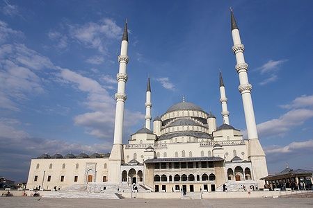 Moschea di Kocatepe ad Ankara con cielo parzialmente nuvoloso.