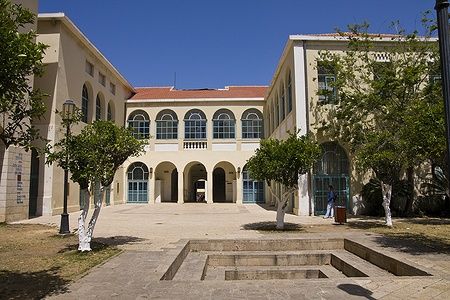 Edificio storico con arcate nel quartiere Neve Tzedek, Tel Aviv.